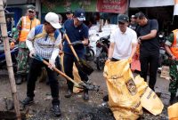 Menteri Lingkungan Hidup Hanif Faisal Nurrofiq bersama Wali Kota Tangerang saat Korve di Pasar Anyar Kota Tangerang. Foto: ist