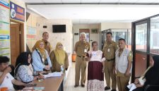 PT Pos Indonesia Cabang Kota Tangerang saat menyalurkan bantuan sosial. Foto: ist