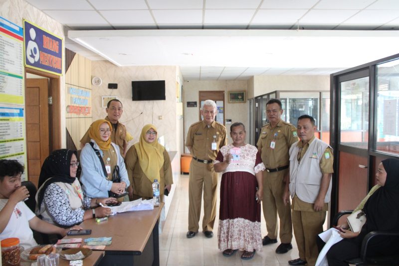 PT Pos Indonesia Cabang Kota Tangerang saat menyalurkan bantuan sosial. Foto: ist