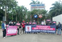 Koalisi Aktivis Lingkungan Hidup Tangerang (Kalung) saat menggelar Aksi Simpatik didepan Pergudangan Taman Tekno BSD Kota Tangerang Selatan. Foto: BantenPos.id