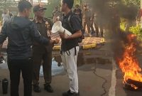 Himpunan Mahasiswa Tangerang Utara bersama Aktivis Muda dan relawan Perbup 12 saat aksi demo di halaman Kantor Kecamatan Kosambi. Foto: ist