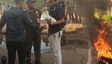 Himpunan Mahasiswa Tangerang Utara bersama Aktivis Muda dan relawan Perbup 12 saat aksi demo di halaman Kantor Kecamatan Kosambi. Foto: ist