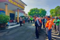Kapolsek Neglasari AKP Imron Mas’adi saat memberikan sambutan sekaligus dialog kepada ojek online. Foto: ist