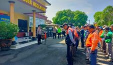 Kapolsek Neglasari AKP Imron Mas’adi saat memberikan sambutan sekaligus dialog kepada ojek online. Foto: ist