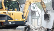 Petugas DPUPR Kota Tangerang menggunakan alat berat untuk pembongkaran bangunan di Bantaran Kali Angke. Foto: ist