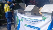 Petugas Lab melakukan sampel pengujian di Kantor Kecamatan Cibodas, Kota Tangerang. Foto: ist