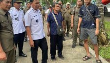 Camat Tangerang Yudi Pradana (tiga kiri) beserta jajaran mengimbau langsung PKL di sekitar bantaran Sungai Cisadane, Kelurahan Sukarasa, Kecamatan Tangerang, Kota Tangerang, Provinsi Banten, Kamis (2/4/26). Foto: ist