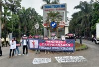 Koalisi Aktivis Lingkungan Hidup Tangerang (Kalung) kembali menggelar aksi di Depan Kawasan Taman Tekno BSD mendesak APH segera tetapkan Tersangka kasus Pencemaran Cisadane. Foto: BantenPos.id