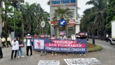 Koalisi Aktivis Lingkungan Hidup Tangerang (Kalung) kembali menggelar aksi di Depan Kawasan Taman Tekno BSD mendesak APH segera tetapkan Tersangka kasus Pencemaran Cisadane. Foto: BantenPos.id