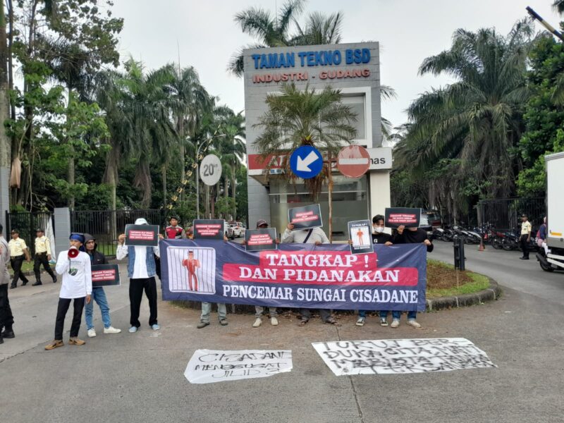 Koalisi Aktivis Lingkungan Hidup Tangerang (Kalung) kembali menggelar aksi di Depan Kawasan Taman Tekno BSD mendesak APH segera tetapkan Tersangka kasus Pencemaran Cisadane. Foto: BantenPos.id