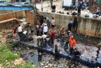 KORVE Bersama UPTD DAS Cidurian-Cisadane, DPUPR Kota Tangerang dan Banksasuci Bersihkan Sampah di Kali Ledug. Foto: TangerangPos