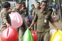Satpol PP Kota Tangerang melakukan penertiban PKL di kawasan Alun-Alun Ahmad Yani. Foto: ist
