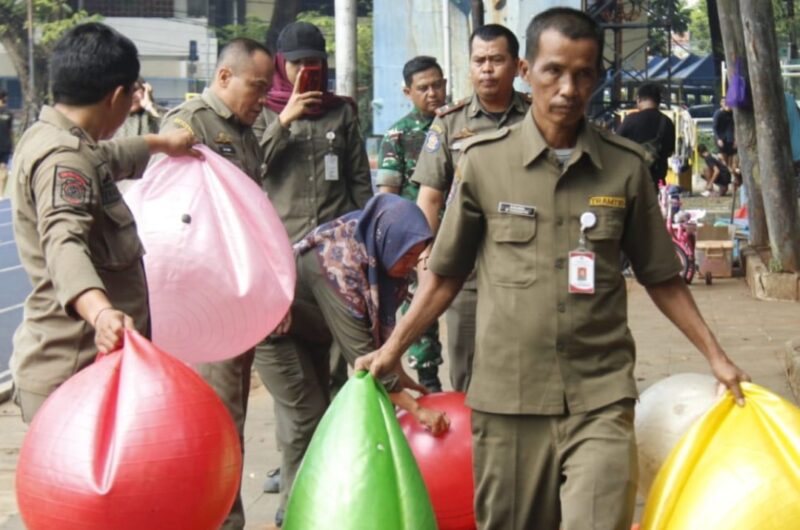 Satpol PP Kota Tangerang melakukan penertiban PKL di kawasan Alun-Alun Ahmad Yani. Foto: ist