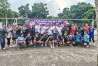 Ketua Federasi Hoki Indonesia (FHI) Provinsi Banten, Dr. H. Ali Hanafiah, SH,MH saat melakukan peninjauan terhadap persiapan atlet hoki yang akan berlaga pada Pekan Olahraga Pelajar Daerah (POPDA) Banten. Foto: ist