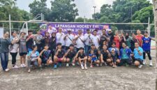 Ketua Federasi Hoki Indonesia (FHI) Provinsi Banten, Dr. H. Ali Hanafiah, SH,MH saat melakukan peninjauan terhadap persiapan atlet hoki yang akan berlaga pada Pekan Olahraga Pelajar Daerah (POPDA) Banten. Foto: ist