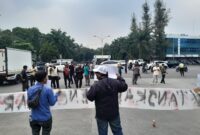 Koalisi Aktivis Lingkungan Hidup Tangerang (Kalung) saat menggelar aksi simpatik didepan Taman Tekno BSD Kota Tangsel. Foto: Rofit