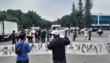 Koalisi Aktivis Lingkungan Hidup Tangerang (Kalung) saat menggelar aksi simpatik didepan Taman Tekno BSD Kota Tangsel. Foto: Rofit