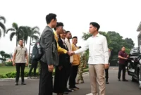 Wakil Presiden Gibran Rakabuming Raka bersama para mahasiswa di Lanud Halim Perdana Kusuma, Jakarta Timur. Foto: Setwapres RI