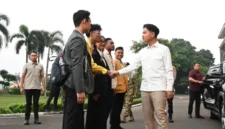 Wakil Presiden Gibran Rakabuming Raka bersama para mahasiswa di Lanud Halim Perdana Kusuma, Jakarta Timur. Foto: Setwapres RI