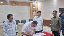 Wali Kota Serang, Budi Rustandi, saat melantik tiga pejabat Pimpinan Tinggi Pratama (Eselon II) di lingkungan Pemerintah Kota (Pemkot) Serang. Foto: Ist